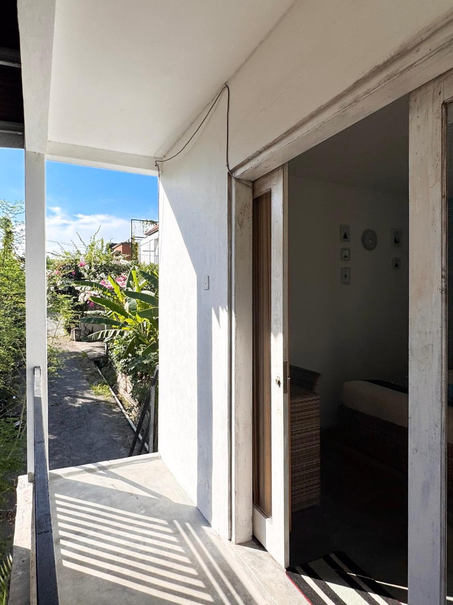 Urban Jungle Beach House Canggu  Bagian luar foto