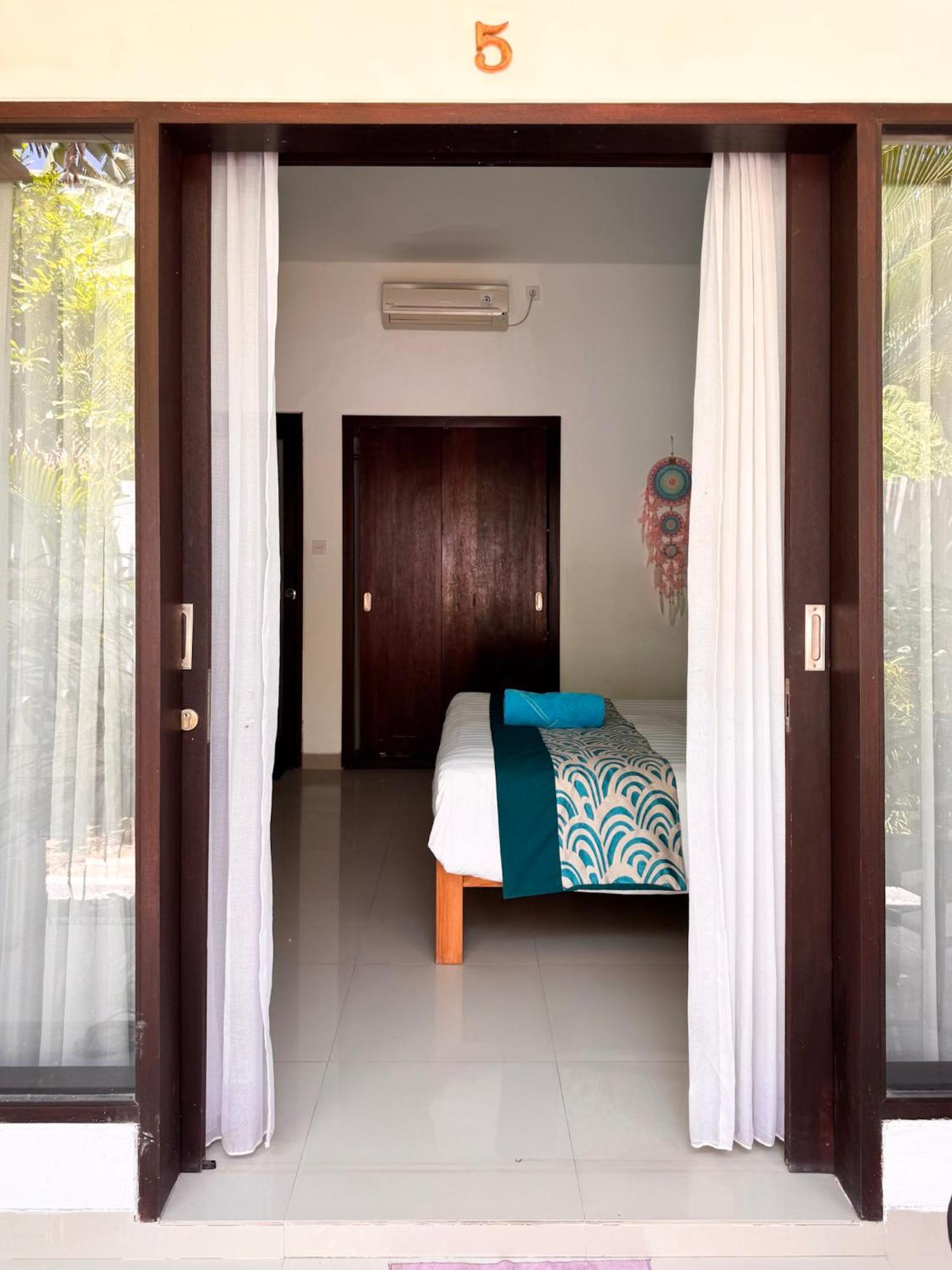 Urban Jungle Beach House Canggu  Bagian luar foto